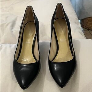 Elegant Black Women's ROCKPORT Pumps, size 7.5